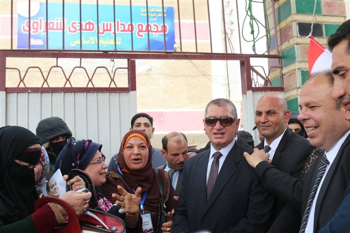 بالصور.. ناحبون يلتقطون "سيلفي" مع محافظ كفر الشيخ أثناء تفقده عددًا من اللجان الإنتخابية