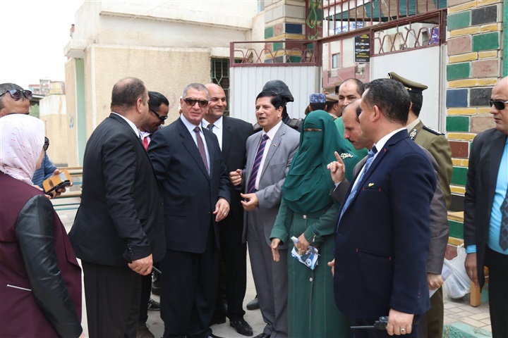 بالصور.. ناحبون يلتقطون "سيلفي" مع محافظ كفر الشيخ أثناء تفقده عددًا من اللجان الإنتخابية