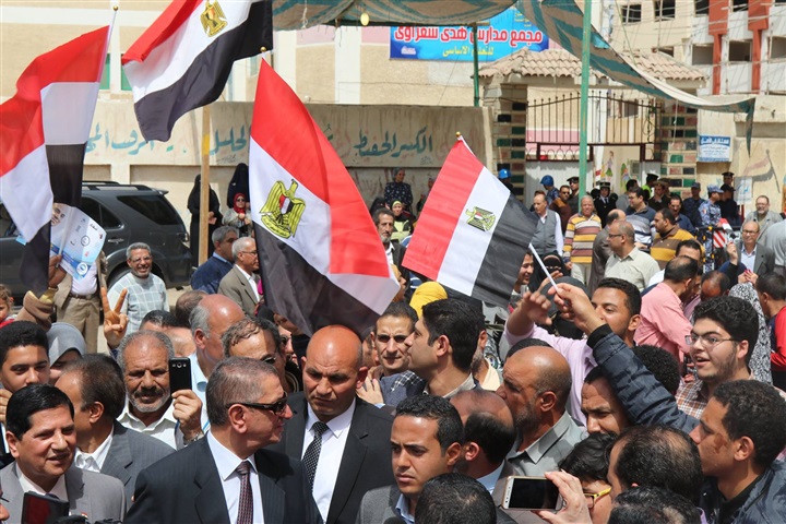 بالصور.. ناحبون يلتقطون "سيلفي" مع محافظ كفر الشيخ أثناء تفقده عددًا من اللجان الإنتخابية
