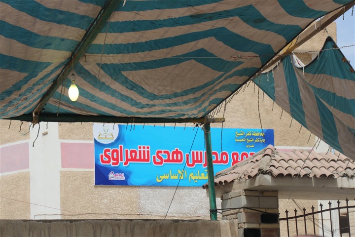 بالصور.. ناحبون يلتقطون "سيلفي" مع محافظ كفر الشيخ أثناء تفقده عددًا من اللجان الإنتخابية