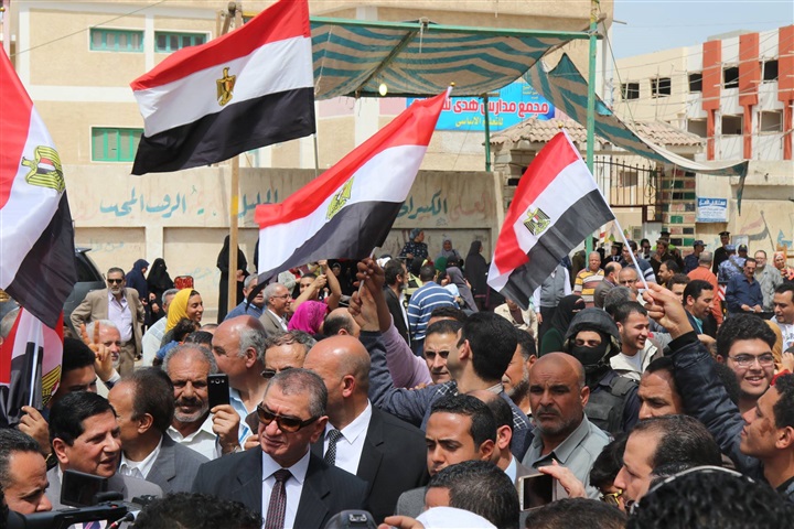 بالصور.. ناحبون يلتقطون "سيلفي" مع محافظ كفر الشيخ أثناء تفقده عددًا من اللجان الإنتخابية