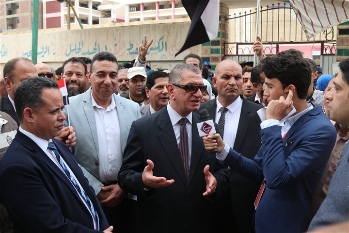 بالصور.. ناحبون يلتقطون "سيلفي" مع محافظ كفر الشيخ أثناء تفقده عددًا من اللجان الإنتخابية