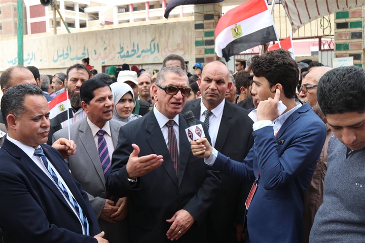 بالصور.. ناحبون يلتقطون "سيلفي" مع محافظ كفر الشيخ أثناء تفقده عددًا من اللجان الإنتخابية