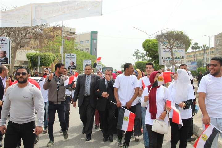 طلاب جامعة كفر الشيخ يدلون بأصواتهم في العرس الديمقراطي   