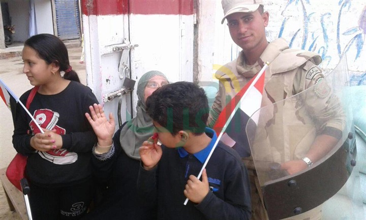 بالصور.. الملحمة مستمرة بكفر الشيخ.. الحاجة "فاطمة" اصطحبت أحفادها لتعلمهم حب الوطن