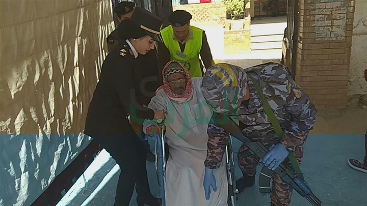 بالصور.. مدير أمن كفر الشيخ يتفقد تأمين اللجان والمقار الانتخابية 