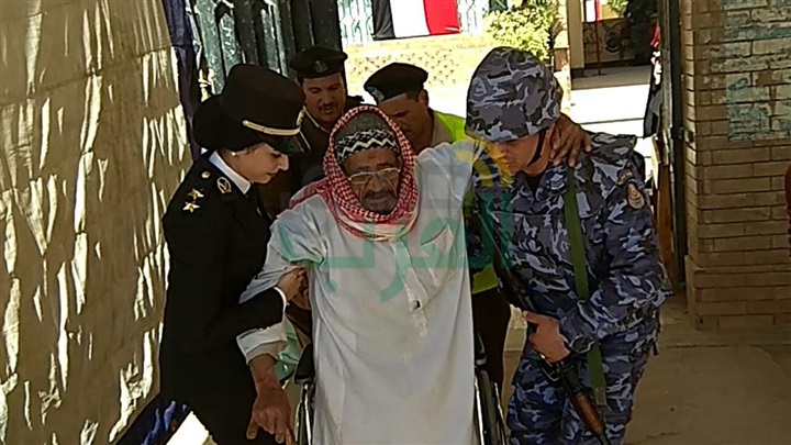 بالصور.. مدير أمن كفر الشيخ يتفقد تأمين اللجان والمقار الانتخابية 