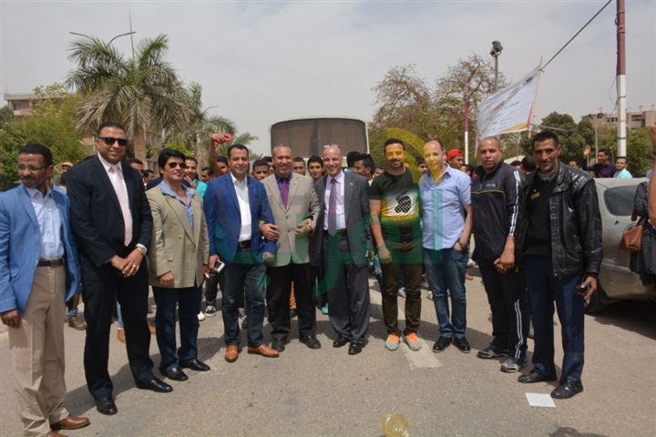 انطلاق طلاب جامعة أسيوط فى أتوبيسات للمشاركة فى التصويت فى الانتخابات الرئاسية 