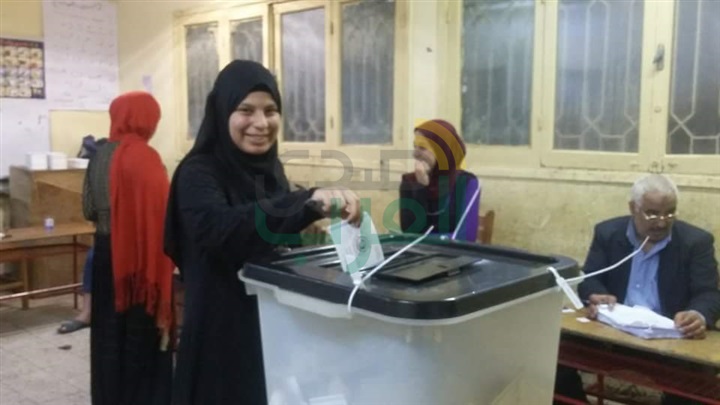 بالصور.. أصغر ناخبة تدلى بصوتها فى الإنتخابات الرئاسية بالقليوبية 