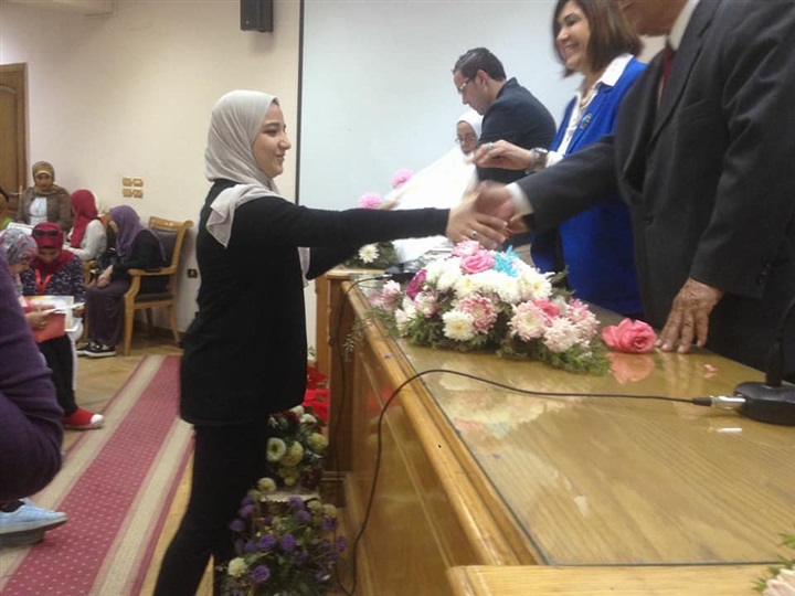عميدة آداب عين شمس تكرم 500 طالب وطالبه بالكلية   