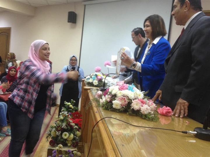 عميدة آداب عين شمس تكرم 500 طالب وطالبه بالكلية   