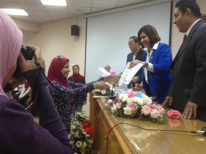 عميدة آداب عين شمس تكرم 500 طالب وطالبه بالكلية   