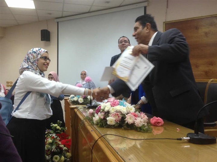 عميدة آداب عين شمس تكرم 500 طالب وطالبه بالكلية   