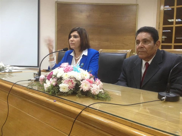 عميدة آداب عين شمس تكرم 500 طالب وطالبه بالكلية   