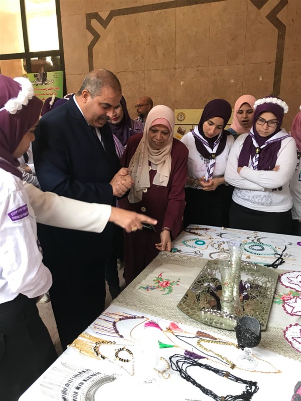 بالصور.. المحرصاوي يفتتح معرضين للأعمال الفنية واليدوية بتجارة بنات الأزهر