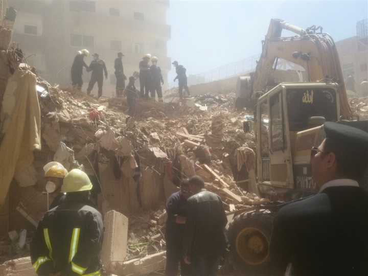 بالصور.. انهيار عقار مكون من 7 طوابق فى الإسكندرية