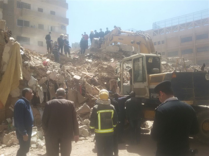 بالصور.. انهيار عقار مكون من 7 طوابق فى الإسكندرية