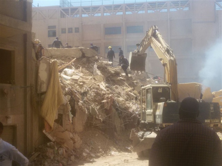 بالصور.. انهيار عقار مكون من 7 طوابق فى الإسكندرية