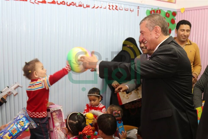 بالصور..محافظ كفر الشيخ يوزع الهدايا علي الأطفال إحتفالًا بيوم اليتيم