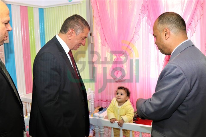 بالصور..محافظ كفر الشيخ يوزع الهدايا علي الأطفال إحتفالًا بيوم اليتيم