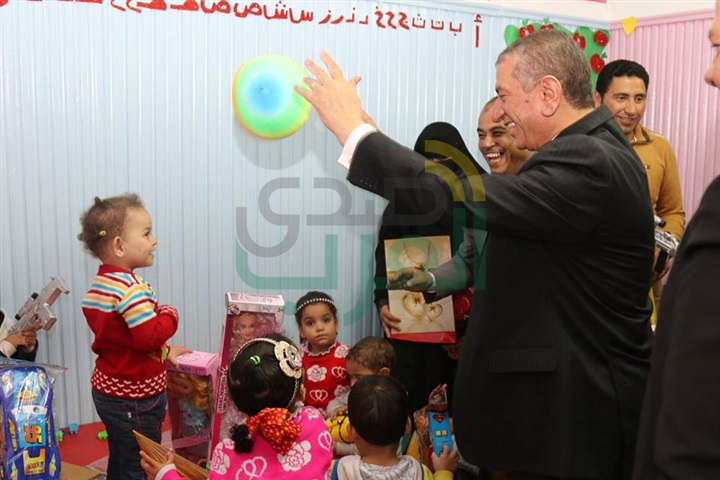 بالصور..محافظ كفر الشيخ يوزع الهدايا علي الأطفال إحتفالًا بيوم اليتيم