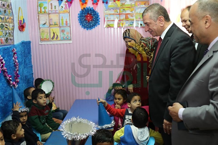 بالصور..محافظ كفر الشيخ يوزع الهدايا علي الأطفال إحتفالًا بيوم اليتيم