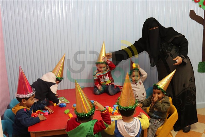 بالصور..محافظ كفر الشيخ يوزع الهدايا علي الأطفال إحتفالًا بيوم اليتيم