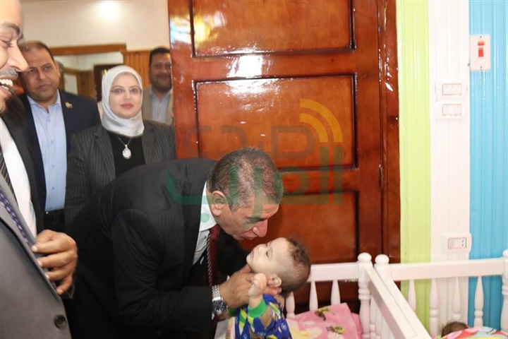 بالصور..محافظ كفر الشيخ يوزع الهدايا علي الأطفال إحتفالًا بيوم اليتيم