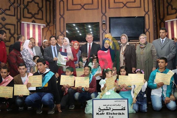 بالصور.. محافظ كفر الشيخ يكرم حفظة القرآن الكريم في مسابقة " رتل وارتق "