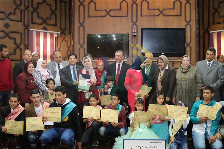 بالصور.. محافظ كفر الشيخ يكرم حفظة القرآن الكريم في مسابقة " رتل وارتق "
