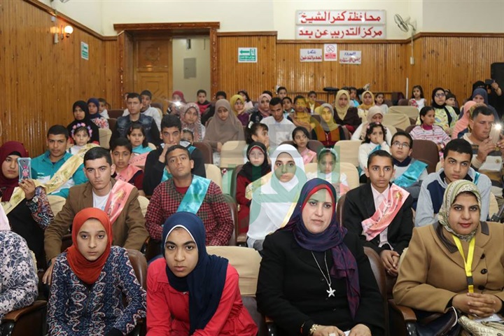 بالصور.. محافظ كفر الشيخ يكرم حفظة القرآن الكريم في مسابقة " رتل وارتق "