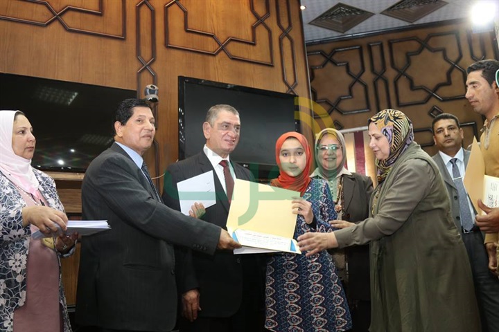بالصور.. محافظ كفر الشيخ يكرم حفظة القرآن الكريم في مسابقة " رتل وارتق "