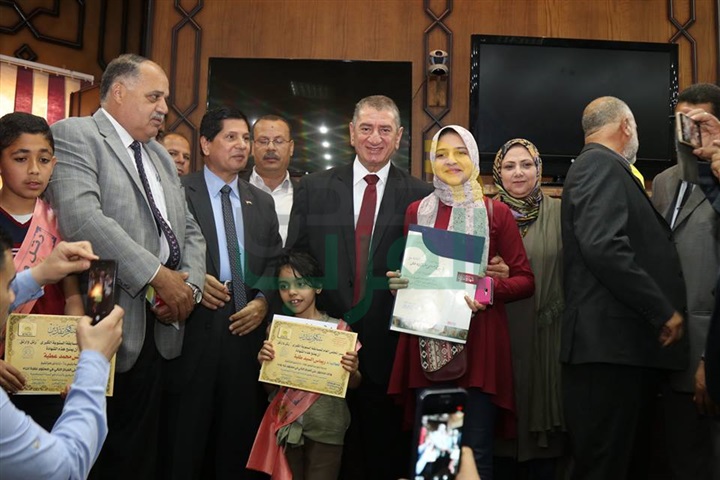 بالصور.. محافظ كفر الشيخ يكرم حفظة القرآن الكريم في مسابقة " رتل وارتق "