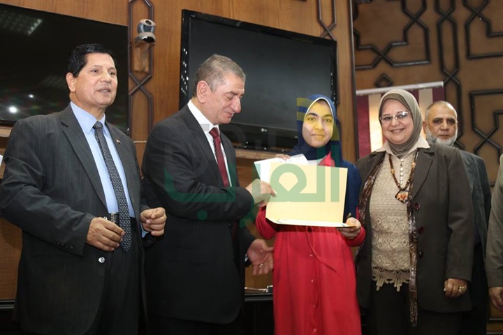 بالصور.. محافظ كفر الشيخ يكرم حفظة القرآن الكريم في مسابقة " رتل وارتق "