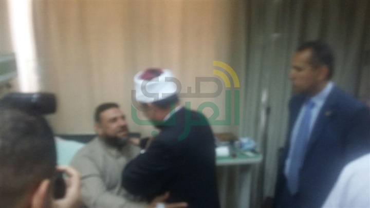 وزير الأوقاف يزور وكيل أوقاف الإسكندرية بالمستشفى إثر تعرضه لحادث سير