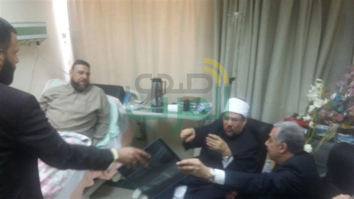 وزير الأوقاف يزور وكيل أوقاف الإسكندرية بالمستشفى إثر تعرضه لحادث سير