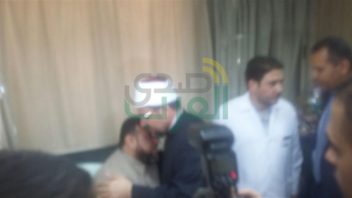 وزير الأوقاف يزور وكيل أوقاف الإسكندرية بالمستشفى إثر تعرضه لحادث سير
