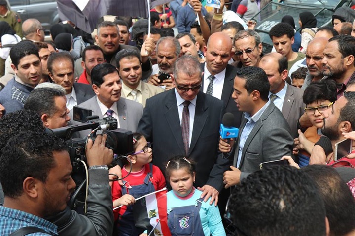 بالصور.. ناحبون يلتقطون "سيلفي" مع محافظ كفر الشيخ أثناء تفقده عددًا من اللجان الإنتخابية