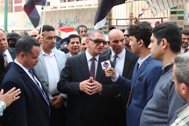 بالصور.. ناحبون يلتقطون "سيلفي" مع محافظ كفر الشيخ أثناء تفقده عددًا من اللجان الإنتخابية