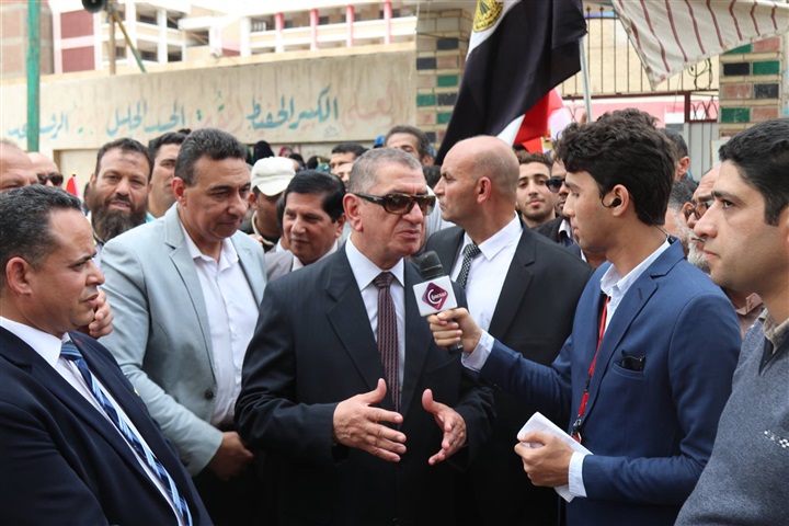 بالصور.. ناحبون يلتقطون "سيلفي" مع محافظ كفر الشيخ أثناء تفقده عددًا من اللجان الإنتخابية