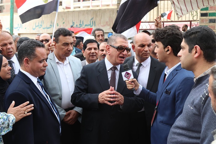 بالصور.. ناحبون يلتقطون "سيلفي" مع محافظ كفر الشيخ أثناء تفقده عددًا من اللجان الإنتخابية