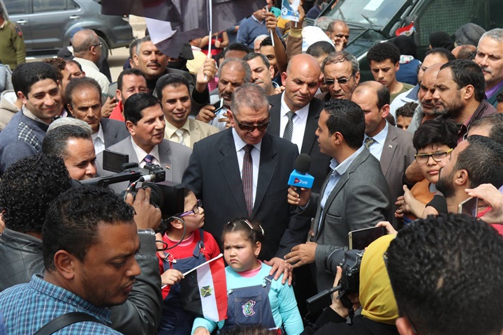 بالصور.. ناحبون يلتقطون "سيلفي" مع محافظ كفر الشيخ أثناء تفقده عددًا من اللجان الإنتخابية