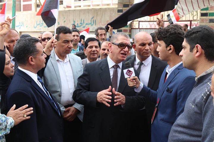 بالصور.. ناحبون يلتقطون "سيلفي" مع محافظ كفر الشيخ أثناء تفقده عددًا من اللجان الإنتخابية