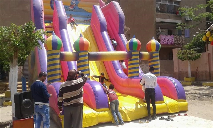 توزيع العصائر والشيكولاته على المواطنين أثناء الإحتفال بشم النسيم فى الخانكة 