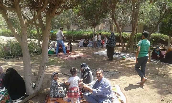 توزيع العصائر والشيكولاته على المواطنين أثناء الإحتفال بشم النسيم فى الخانكة 