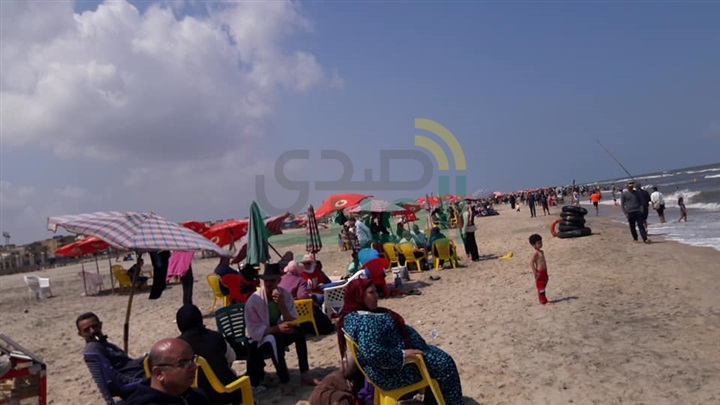 بالصور ..شواطئ مصيف بلطيم تستقبل آلاف المحتفلين بشم النسيم