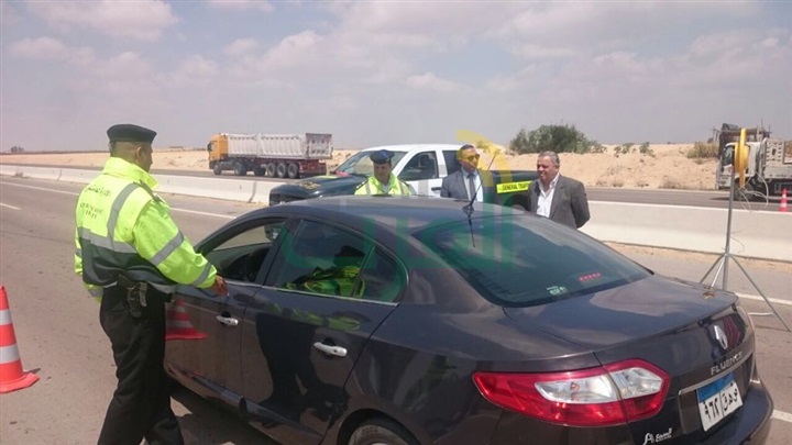 بالصور.. مدير الإدارة العامة للمرور يتفقد الطرق السريعة ويهيب قائدى السيارات بالالتزام المرورى