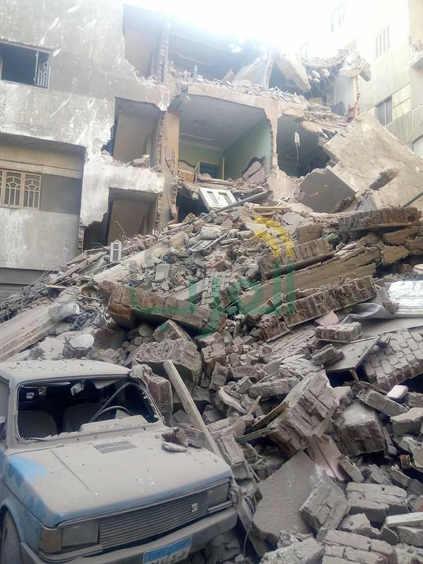 العناية الإلهية تنقذ أسرة من الموت فى انهيار عقار إمبابة