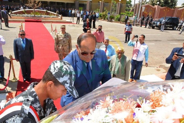 وضع أكليل الزهور على النصب التذكاري للجندي المجهول أمام ديوان عام المحافظة بسوهاج 