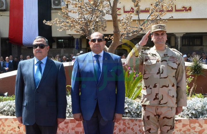 وضع أكليل الزهور على النصب التذكاري للجندي المجهول أمام ديوان عام المحافظة بسوهاج 